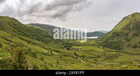 Snowdonia paesaggio sulla strada tra Capel Curig e Beddgelert, con la valle del fiume Glaslyn, Gallt Y Wenallt e Llyn Gwynant nella parte posteriore Foto Stock