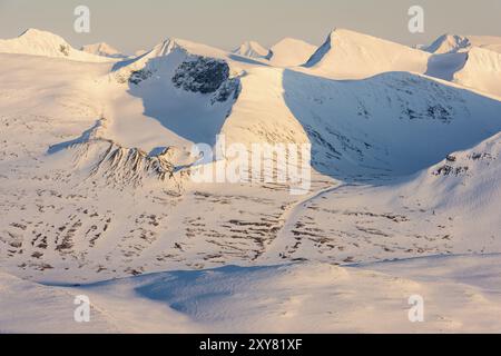 Summit nel Parco Nazionale di Sarek, sito Patrimonio Mondiale dell'Umanità della Laponia, Norrbotten, Lapponia, Svezia, aprile 2016, Europa Foto Stock