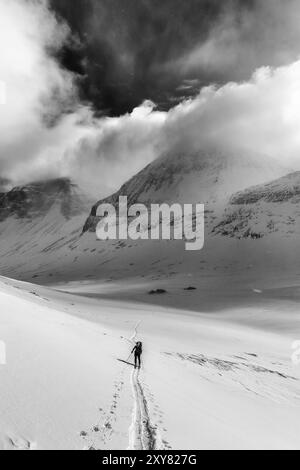 Scialpinismo sulla salita da Nallohuette nella valle di Stuor Reaiddavaggi, Kebnekaisefjaell, Norrbotten, Lapponia, Svezia, marzo 2013, Europa Foto Stock