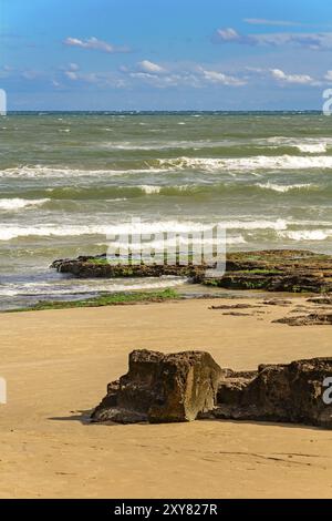 Vista della spiaggia di Cal nella città di Torres, Rio Grande do Sul, con il loro caratteristico paesaggio e pietre Foto Stock