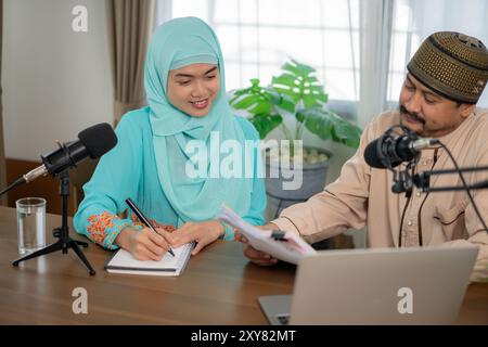 Intervista e discussione tra un blogger o che trasmette un podcast. Foto Stock