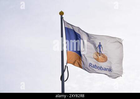 Den Helder, Paesi Bassi. 17 maggio 2023. La bandiera di Rabobank, un istituto finanziario dei Paesi Bassi Foto Stock