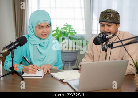 Intervista e discussione tra un blogger o che trasmette un podcast. Foto Stock