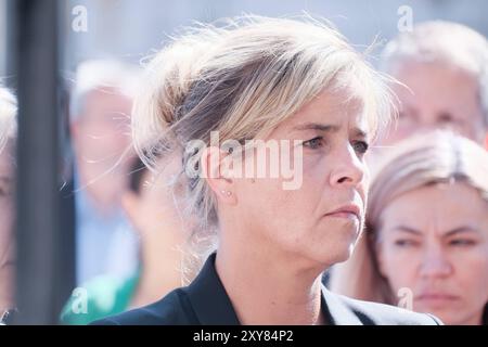 Düsseldorf 28.08.2024 Mona Neubaur Grünen Interreligiöses Gebet am Düsseldorfer Rathaus zum Gedenken an die Opfer des Attentats a Solingen Düsseldorf Nordrhein-Westfalen Deutschland *** Düsseldorf 28 08 2024 Mona Neubaur Greens preghiera interreligiosa presso il municipio di Düsseldorf in memoria delle vittime dell'attentato a Solingen Düsseldorf Renania settentrionale-Vestfalia Germania Foto Stock