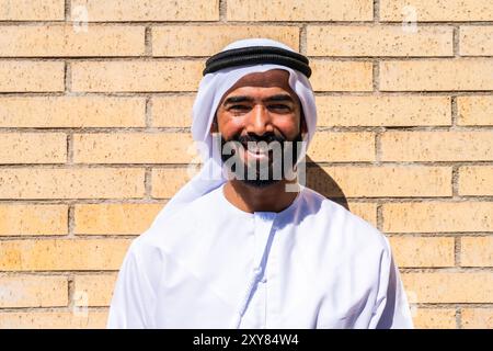 Ritratto di un bell'uomo d'affari arabo che indossa la tradizionale kandura degli emirati - uomo adulto mediorientale con disdasha Foto Stock