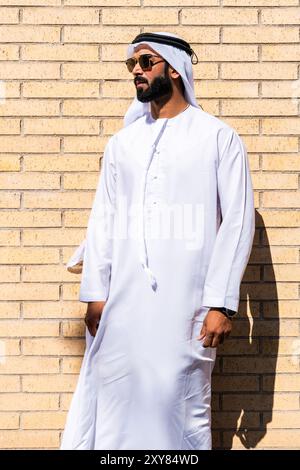 Ritratto di un bell'uomo d'affari arabo che indossa la tradizionale kandura degli emirati - uomo adulto mediorientale con disdasha Foto Stock