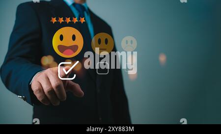 L'uomo d'affari dà ottime valutazioni a cinque stelle, concetto di esperienza del cliente. I clienti danno eccellenti valutazioni a cinque stelle con emoticon Smiley Face per S. Foto Stock