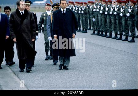 5-02-1993 Tolosa Archivio storico Olycom/LaPresse Sidi Mohammed del Marocco (Rabat, 21 agosto 1963) è l'attuale Re del Marocco. Il sovrano è appartenente alla dinastia di sceicchi alawide ed è salito al trono il 30 luglio 1999, succedendo a suo padre, il re Hassan II. Ha un fratello minore, il principe Mulay Rachid, e 3 sorelle: Lalla Meryem, Lalla asma e Lalla Hasna. Nella foto: Sidi Mohammed del Marocco in visita a Tolosa nella foto: Sidi Mohammed del Marocco visita Tolosa credito: LaPresse/Alamy Live News Foto Stock