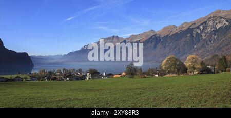 Lago Brienzersee e monte Augstmatthorn. Vista da Brienz, Svizzera, Europa Foto Stock
