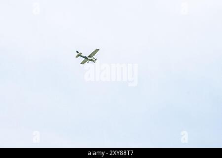 West Cork, Irlanda, 22 aprile 2023. Un piccolo aeroplano monomotore vola in un cielo azzurro. L'aereo è in volo, senza altri oggetti Foto Stock