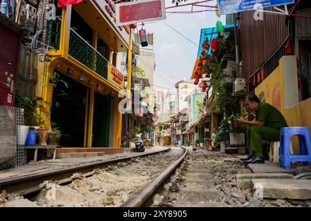 Hanoi, Vietnam - 9 novembre 2023: La strada dei treni di Hanoi in Vietnam è visitata durante il giorno, una popolare attrazione turistica Foto Stock