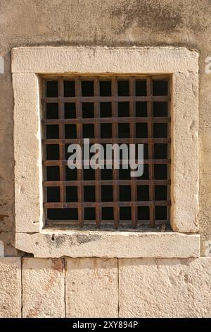 Vista sul castello di Juromenha con finestra a griglia ad Alentejo, in Portogallo Foto Stock