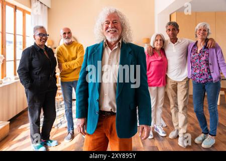 Gruppo di amici anziani felici che si uniscono a casa per la cena - allegri e giovani anziani maturi multietnici che si divertono Foto Stock