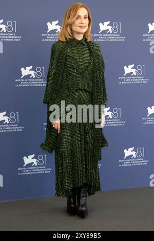 Venezia, Italien. 28 agosto 2024. Isabelle Huppert posa al photocall della giuria della 81a Mostra Internazionale d'Arte cinematografica di Venezia al Palazzo del Casinò al Lido di Venezia, Italia, il 28 agosto 2024. Credito: dpa/Alamy Live News Foto Stock