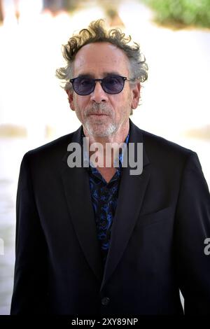 Venezia, Italia. 28 agosto 2024. VENEZIA, ITALIA - AGOSTO 28: Tim Burton arriva al Palazzo del Casinò alla 81a Mostra Internazionale d'Arte cinematografica di Venezia il 28 agosto 2024 a Venezia. Credito: dpa/Alamy Live News Foto Stock
