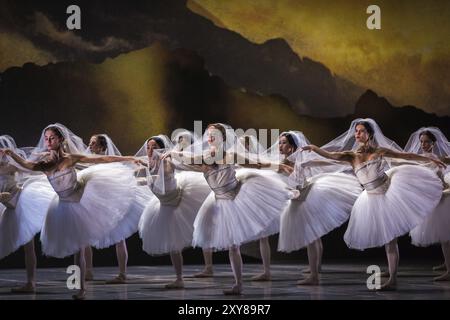 Marius Petipa ha portato la coreografia "LA BAYADERE" sul palco di San Pietroburgo nel 1877. Fortunatamente, le notazioni dell'originale sono state prese Foto Stock