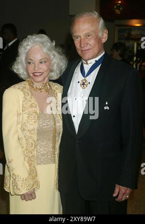 Buzz Aldrin e la moglie Lois Driggs Cannon Aldrin partecipano al ricevimento pre-cena annuale dell'Associazione dei rispondenti della Casa Bianca presso il Washington Hilton Hotel a Washington DC il 27 aprile 2003. Foto di Henry McGee/MediaPunch Foto Stock