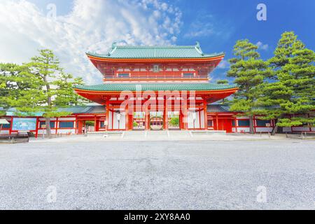 Uno splendido cielo azzurro e soleggiato dietro la grande porta principale della Torre Ro-Lun al centro, all'ingresso anteriore decorato con chinowa-kuguri dello Shinto Heian-Jingu Foto Stock