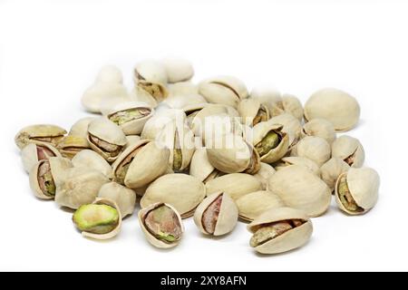 Pistacchi su sfondo bianco Foto Stock