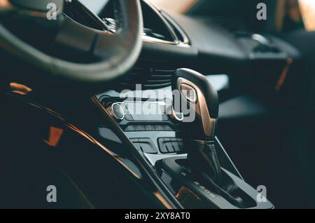 Primo piano della maniglia dell'acceleratore. Cambio automatico dell'auto , interno dell'auto Foto Stock