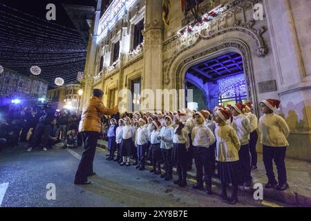 Canto de villancicos por el coro infantil del Teatre Principal de Palma, Palau Reial, edificio neogotico del siglo XIX, sede del Consell Insular De ma Foto Stock