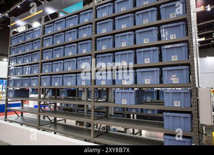 Soluzione ergonomica per lo stoccaggio verticale. Sistema di archiviazione e recupero automatizzato. Moderno magazzino industriale. Foto Stock