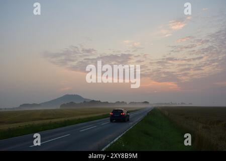 Corona di campagna in Sassonia a Goerlitz. Corona di campagna vicino a Goerlitz nella nebbia mattutina Foto Stock