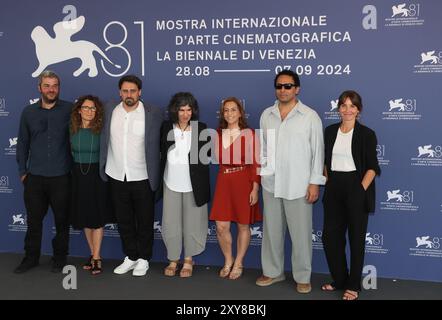 Venezia, Italia. 28 agosto 2024. I membri della 81a giuria della sezione orizzonti della Mostra del Cinema di Venezia posano al photocall a Venezia, Italia, 28 agosto 2024. La 81a Mostra del Cinema di Venezia si svolgerà dal 28 agosto al 7 settembre presso l'isola del Lido di Venezia in Italia. Crediti: Li Jing/Xinhua/Alamy Live News Foto Stock