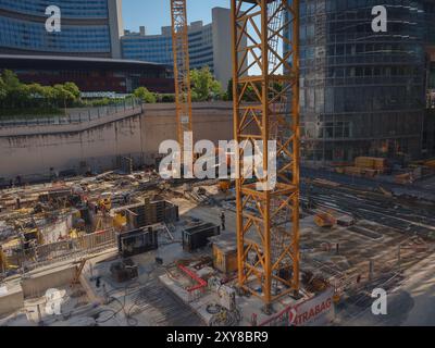 Vienna, Austria - 27 luglio 2023: Cantiere con costruttori in una delle aree vicine all'Austria Center e all'edificio delle Nazioni Unite Foto Stock