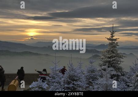 Abeti con neve artificiale per le decorazioni natalizie a San Marino Foto Stock