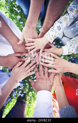 Il gruppo di amici con le loro mani in un cerchio completo. Il concetto di amicizia Foto Stock