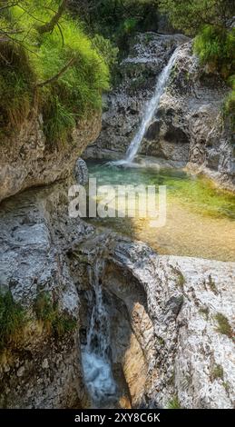 I Cadini del Brenton sono vasi di erosione idraulica. Sono cavità naturali modellate dal lavoro erosivo dell'acqua del torrente Brenton Foto Stock