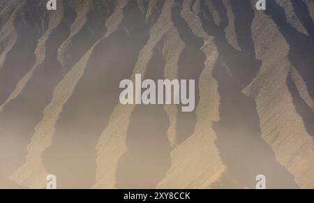 Vista della lava rocciosa dalla cima del vulcano attivo, Monte Bromo, Giava, Indonesia Foto Stock