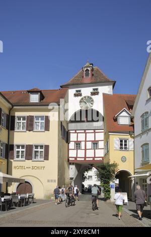 Storico cancello della città bassa costruito nel 1250 e persone, ciclisti, cancello della città, torre della città, cancello inferiore, Meersburg, Obersee, il Lago di Costanza, il Lago di Costanza sono Foto Stock