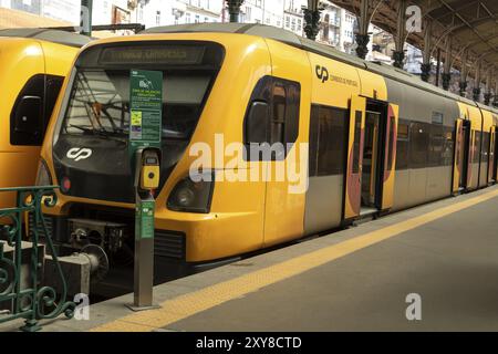 Luogo di interesse stazione ferroviaria di Porto-Campanha, viaggio ferroviario, treni CP Comboios de Portugal sulla piattaforma, Porto, Portogallo, Europa Foto Stock