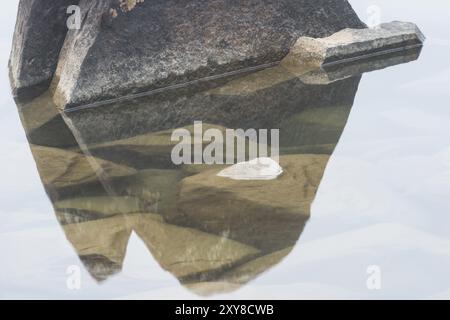 Pietre riflesse nei laghi Tarfalasjoen, Tarfaladalen, Kebnekaisefjaell, Norrbotten, Lapponia, Svezia, settembre 2012, Europa Foto Stock