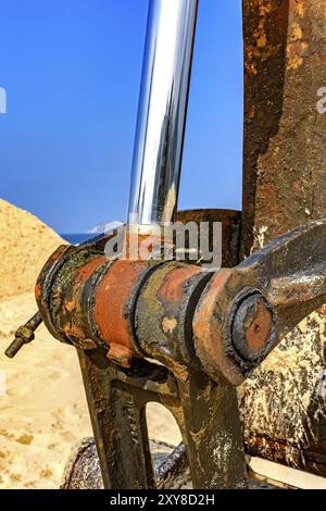 Dettaglio di Rusty e sporco e olio per ingranaggi da un bulldozer sulla spiaggia Foto Stock