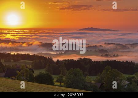 Alba sull'Auerberg, sopra la nebbiosa valle di Lech Foto Stock