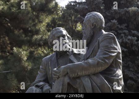 Bishkek, Kirghizistan, 3 ottobre 2014: Foto del monumento Karl Marx e Friedrich Engels, Asia Foto Stock