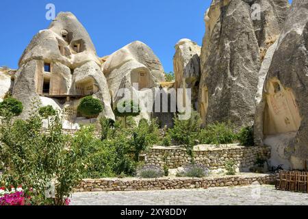 Case costruite sulle rocce tipiche della Cappadocia regione in Turchia Foto Stock