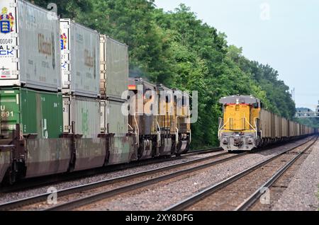 Glen Ellyn, Illinois, Stati Uniti. Più locomotive guidano un treno merci intermodale Union Pacific in direzione est (a sinistra) mentre passano un'altra freigh in direzione est Foto Stock