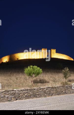 Castello del villaggio di Arraiolos con luci di notte ad Alentejo, Portogallo, Europa Foto Stock