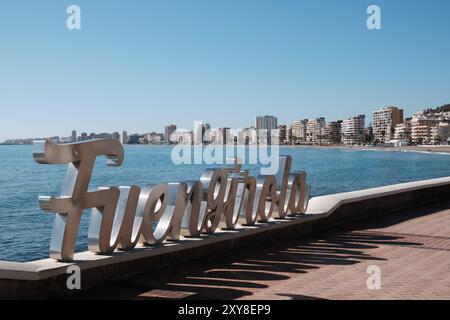 Segui le indicazioni per Fuengirola sul lungomare. Provincia di Málaga, Spagna. Foto Stock