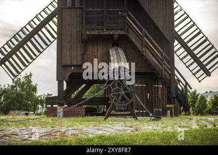 BERLINO, GERMANIA, 16 LUGLIO: Dettaglio di uno storico mulino a vento in legno marrone a Berlino Marzahn il 16 luglio 2013 a Berlino, Germania, Europa Foto Stock