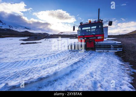 ISLANDA, 04 LUGLIO: Grandi veicoli fuoristrada con binari continui per attraversare la neve in Islanda in un paesaggio invernale desolato, freddo e innevato, lo 0 luglio Foto Stock