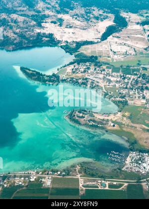 Vista aerea della regione dei laghi e dell'estremità meridionale del lago Kalamalka nella Columbia Britannica in estate Foto Stock