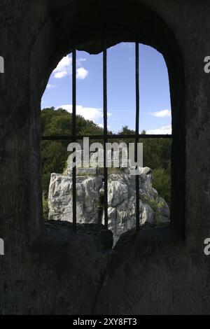 Vista attraverso una finestra barrata su una roccia dell'Externsteine Foto Stock