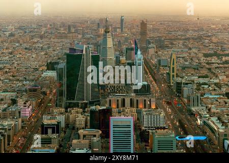 Vista aerea dello skyline di Riyadh di notte Foto Stock