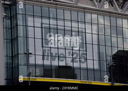 Londra, Inghilterra, Regno Unito. 28 agosto 2024. Gli schermi dello stadio di Wembley pubblicizzano i prossimi concerti degli Oasis, attualmente in programma per quattro notti a luglio e agosto 2025 presso il famoso stadio, in quanto i biglietti dovrebbero essere messi in vendita più tardi nella settimana. La rock band di Manchester, guidata da Noel e Liam Gallagher, ha recentemente annunciato un tour di riunione dopo 15 anni. (Credit Image: © Vuk Valcic/ZUMA Press Wire) SOLO PER USO EDITORIALE! Non per USO commerciale! Foto Stock