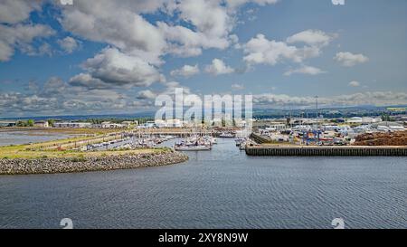 Inverness, Scozia, a Carnac Point, guarda oltre il fiume Ness in estate verso il porticciolo degli yacht e le barche Foto Stock